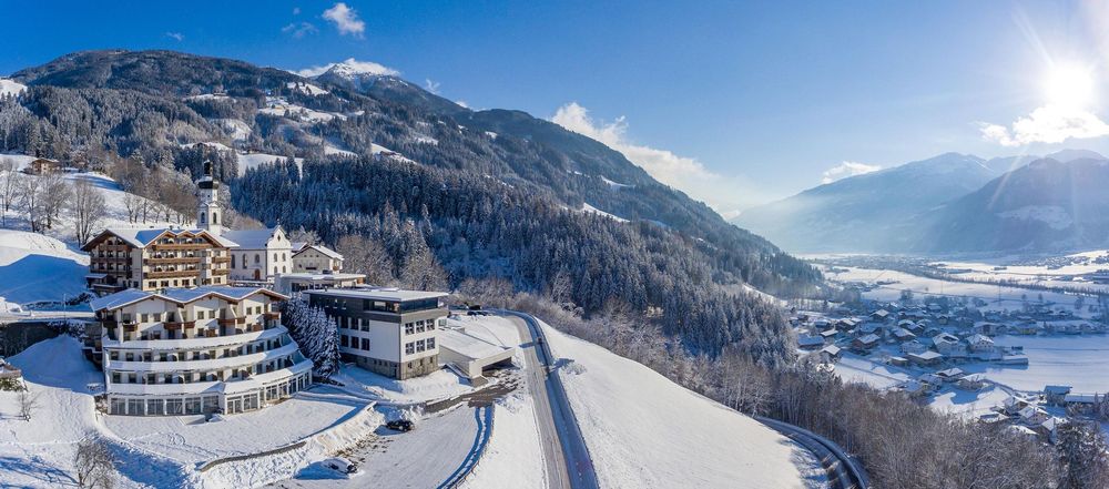 Skiferien zum Jahreswechsel 2026/27 im Ferienhotel Hoppet in Hart im Zillertal
